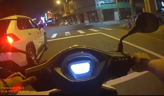 紅燈右轉遭攔！彰化警罰單不填了變「開道」送醫