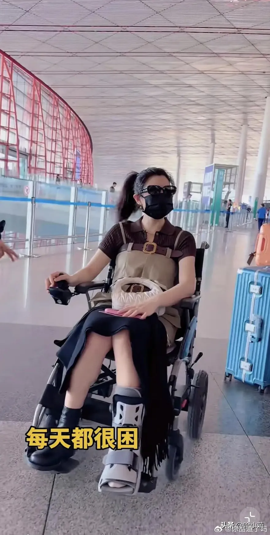 陳妍希跟腱斷裂復健中！坐電動輪椅現身機場現況曝