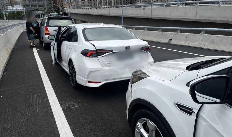 淡江大橋3車連環撞　幸僅車損無人受傷
