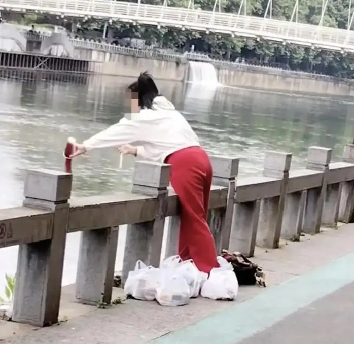 「放生奶茶」？貴州女狂往河中倒手搖飲　網傻眼：下次換火鍋湯