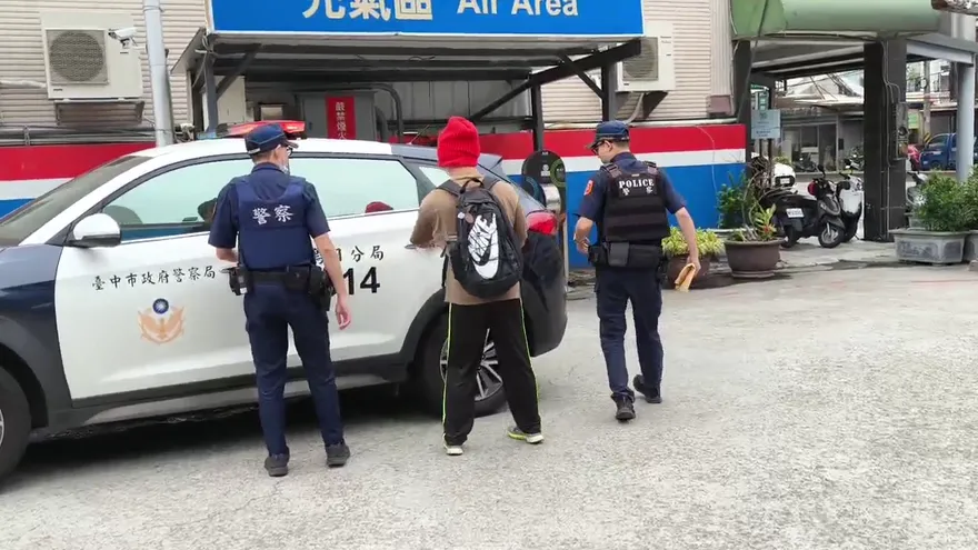 影/台中加油站「老鳥菜鳥愛上同1人」！心儀女同事面前開打