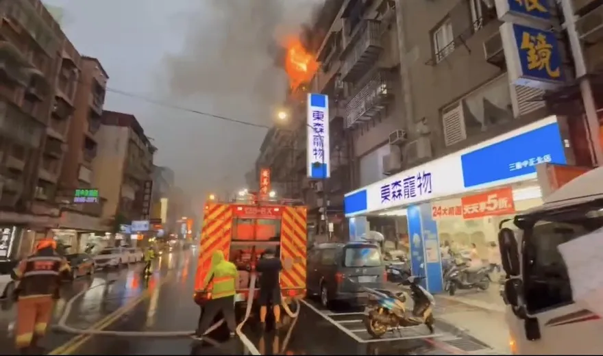 影/新北三重公寓頂樓火警火舌狂竄　消防員不適送醫