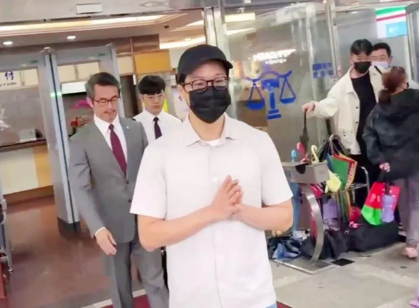 影/避談高血壓！薛仕凌涉閃兵出庭！雙手合十：會跟法官陳述