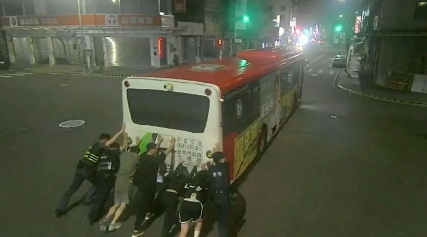 台中暖心一幕！公車深夜拋錨卡路中　警民「合力猛推」解危機