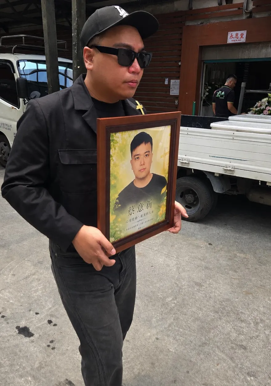 年僅27歲！蔡恩霖淚捧弟弟遺照送別　心碎喊：永遠愛你