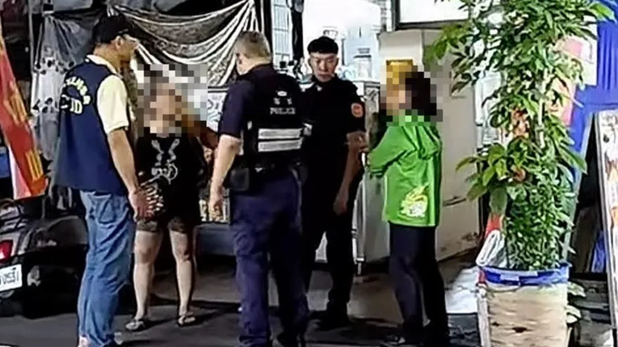 先生這裡不能寄武士刀喔！逃逸移工「借放」被拒怒砸店
