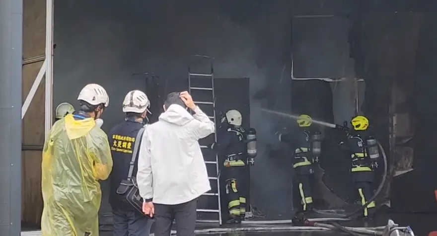 影/苗栗國家儲能系統檢測中心火警！現場濃煙狂竄　未傳傷亡
