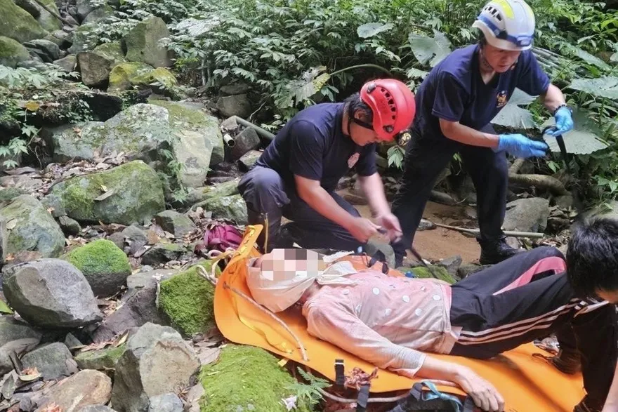 北市婦登大屯山失足摔傷　北投警帶登山裝備神救援