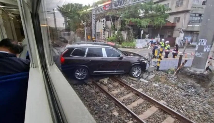 汽車闖台鐵平交道釀班次延誤！　8旬翁疑血糖過低撞護欄