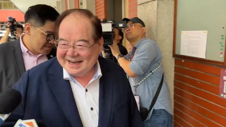 追蹤器是「太太」裝的！李乾龍尬笑回記者：是你裝的