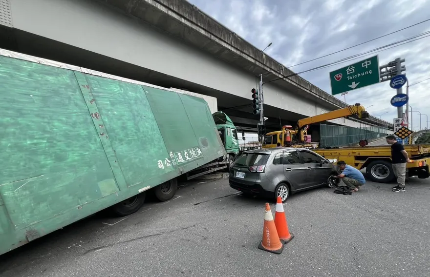 影/台74甲聯結車下匝道煞不住　高速撞轎車卡橋墩