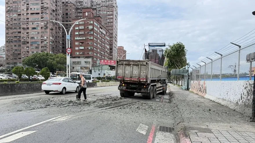 影/淡水砂石車急煞土方大量滲漏　釀車流回堵警開罰