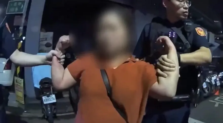 影/新北醉女失控毆男友又踹警　遭當場壓制管束送辦