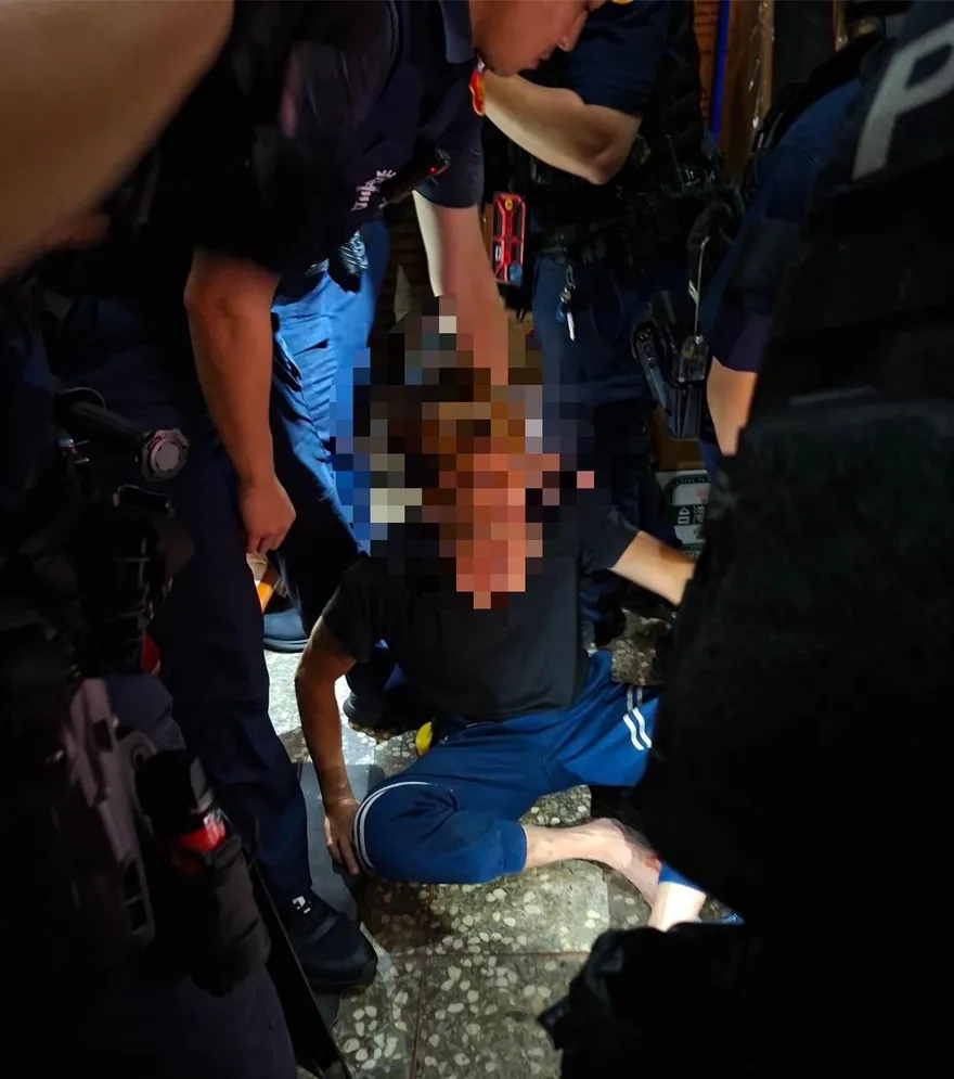 影/新莊男「街頭揮長劍」嚇壞鄰居　遭警破門壓制