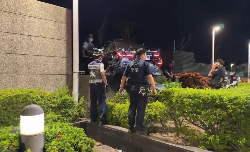 男酒駕失控飛撞高雄捷運站！　女友受困副駕卻堅稱開車疑想頂包