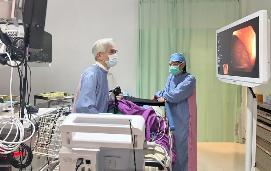 血便當痔瘡…塗藥膏拖了一年！7旬男確診第三期大腸癌