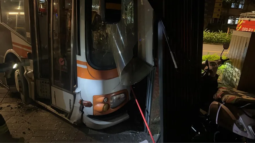 新北公車凌晨撞騎樓！駕駛稱「已開12小時」　2乘客輕傷