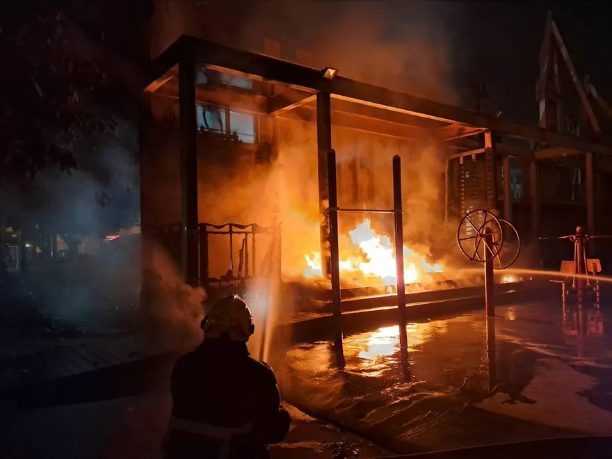 影/彰化市兒童公園涼亭凌晨大火　疑遭縱火警消追查