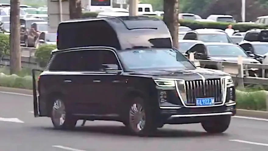 影/川普訪京車隊驚見神秘「高頂」紅旗SUV　疑搭載反無人機系統