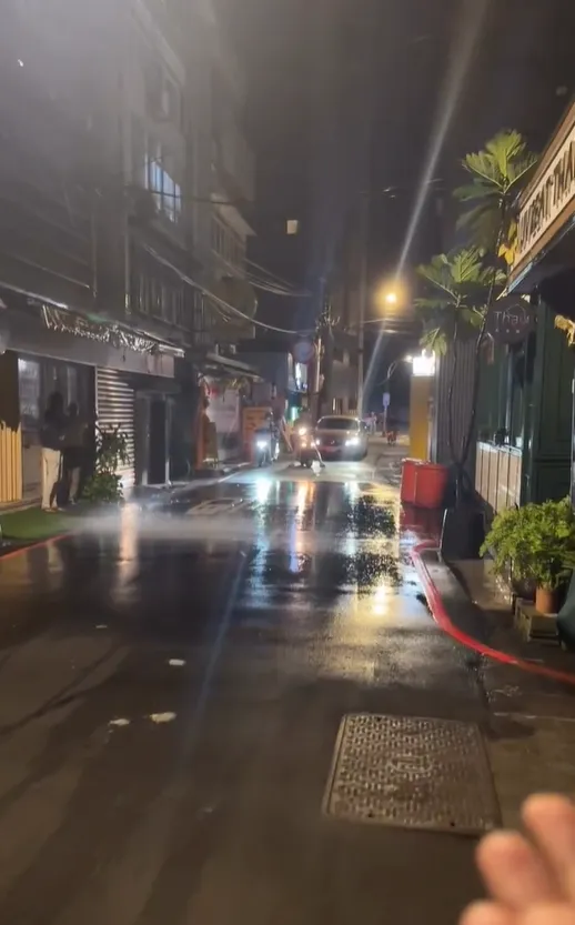 中和巷弄驚見「1坪降雨區」　路人看傻：有結界？