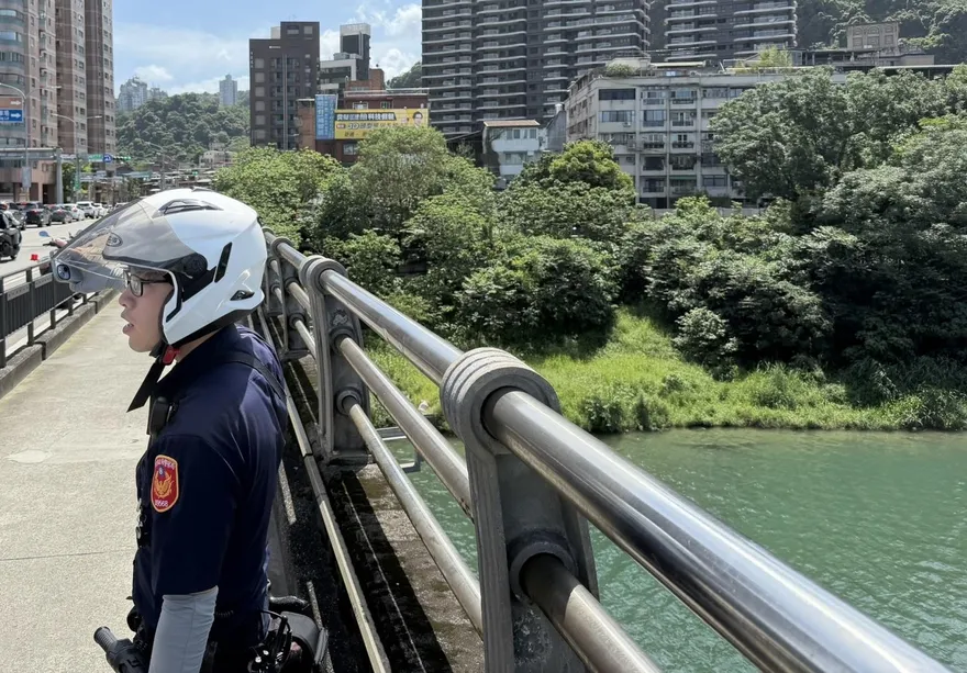 大批遊客面前！碧潭「婦人墜橋」送醫搶救