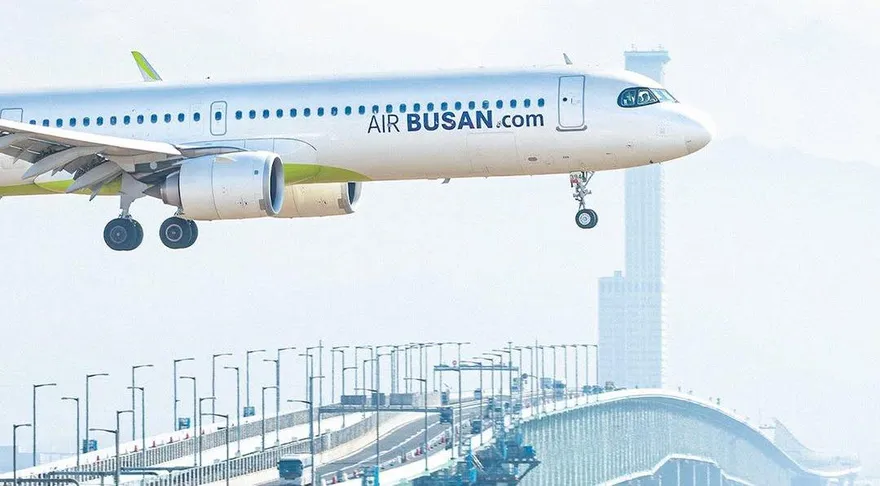 桃機降落驚魂！釜山航空疑擦地冒白煙　急轉降高雄