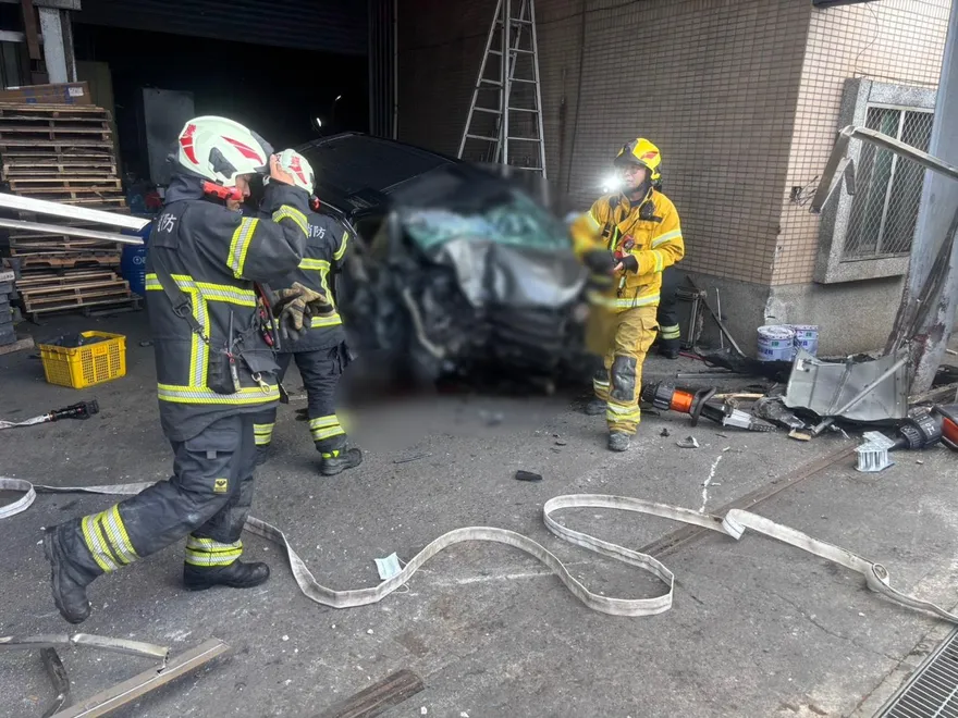 影/喪屍煙彈奪命？毒蟲駕駛連撞4車　下秒撞進工廠「夾死車內」
