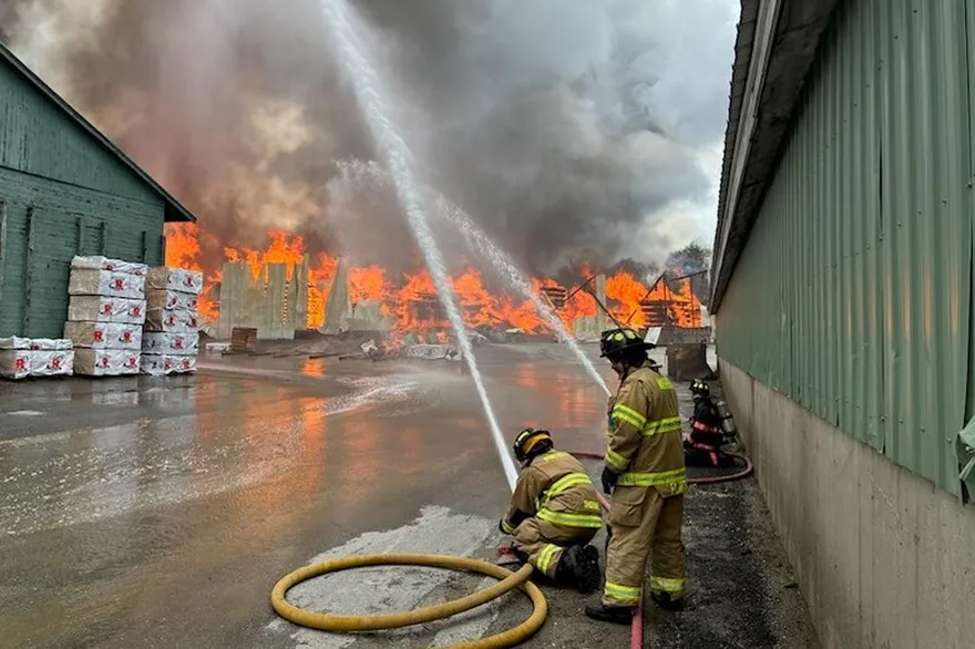 美國木材公司大火引發爆炸　1消防員不幸殉職