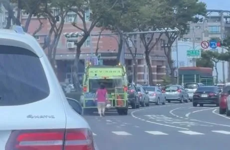 影/台南婦等紅燈「車丟路中倒垃圾」鬼切離開　全網看傻