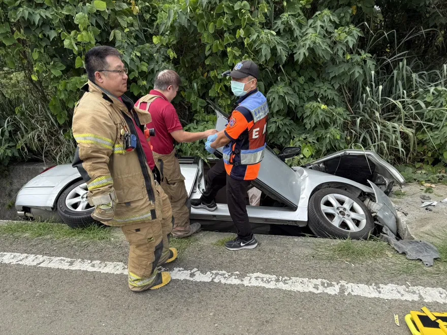 天人永隔！台南大內老翁「倒栽蔥」摔排水溝　夾死車內奪命