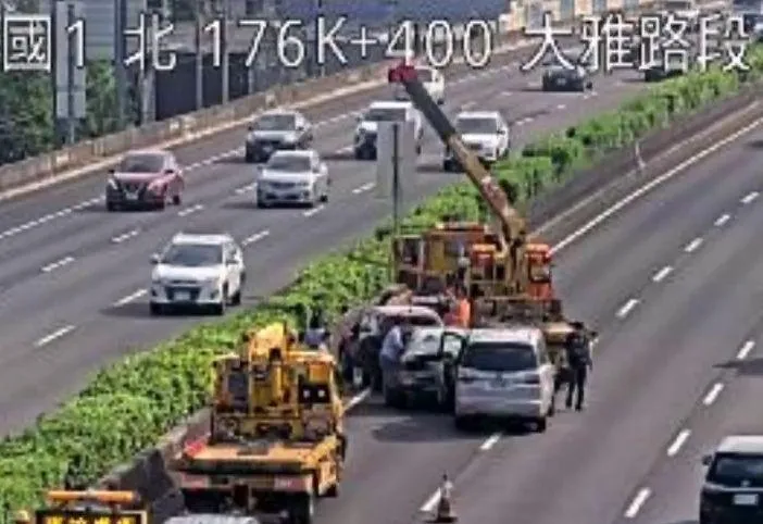 影/國1嚴重追撞「4車變形碎裂」！現場交通紫爆