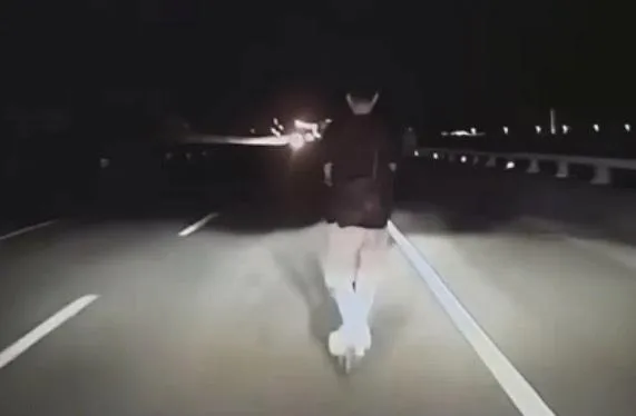 影/台68快速道路驚見「酒駕騎電動滑板車亂飆」！慘遭撞飛
