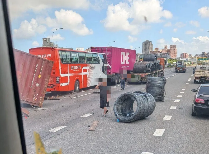 影/國1高雄瑞隆路段6大車相撞成「ㄑ字形」　癱瘓中