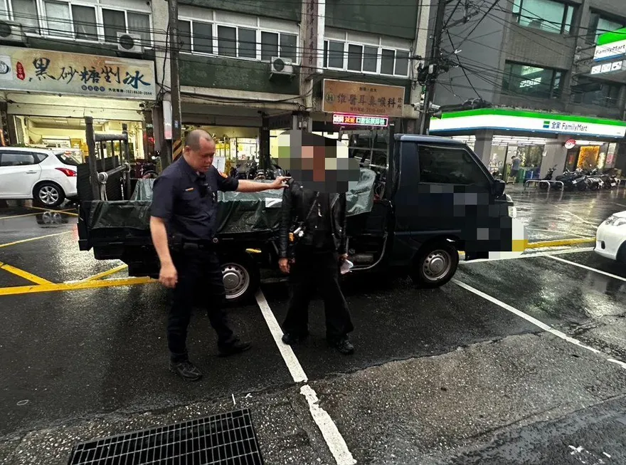 影/淡江大橋違規男無牌機車遭扣！竟偷貨車載車又被逮