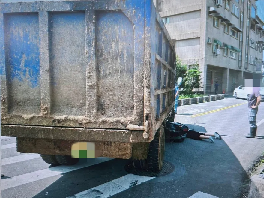 影/中壢大貨車未打燈右轉！女騎士遭撞險爆頭　畫面曝