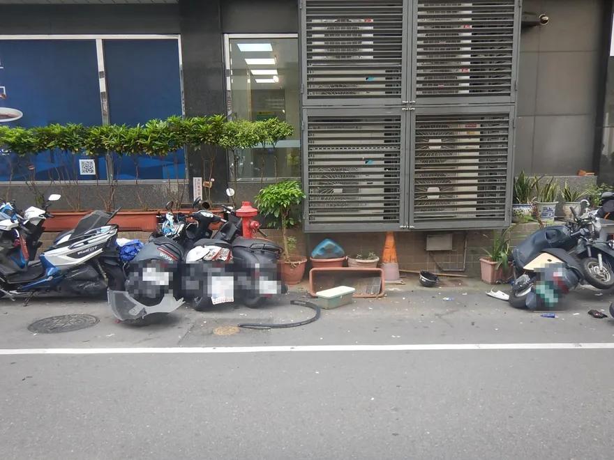 疑恍神釀禍！25歲特斯拉女駕駛　逆向橫掃9機車