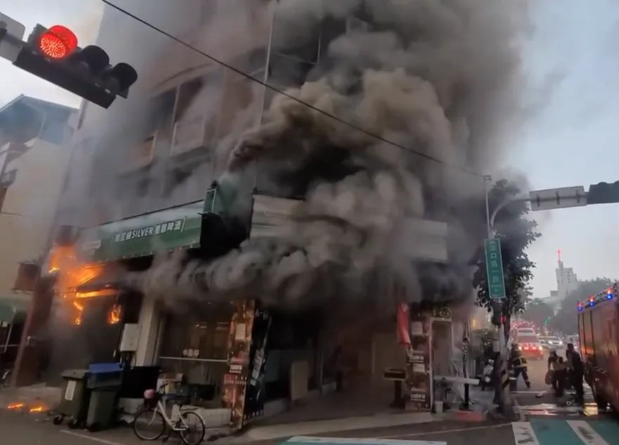 影/台中西屯驚爆「大火吞沒建物」　消防員火速灌救無人傷亡