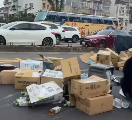 疑門沒鎖好？桃園龜山貨櫃車紙箱全倒出　害2車擦撞