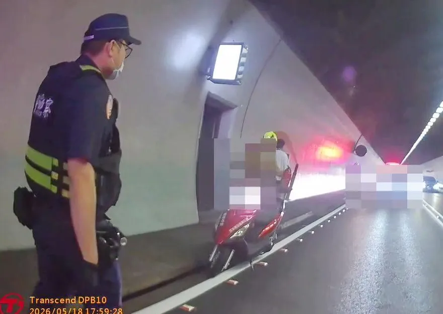 影/雪隧驚見男突下車「坐路邊滑手機」釀緊急封閉