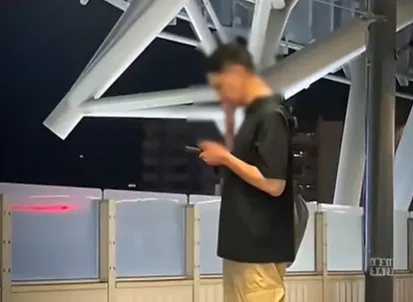 影/男台中火車站月台吸菸！菸蒂還彈落鐵軌　誇張行徑全被錄下