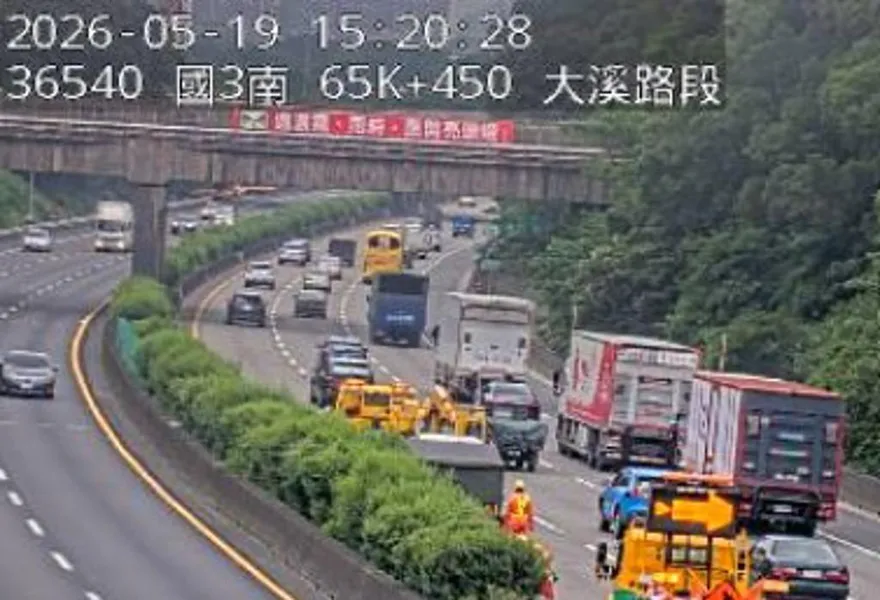 國3北上大溪段小車貨車追撞！紫爆塞2公里　時速不到20公里