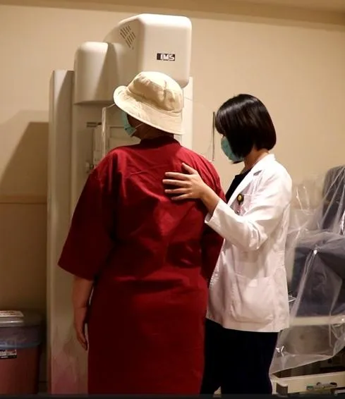 29歲OL按摩發現乳癌　年輕化！醫警告「這類食物」最危險