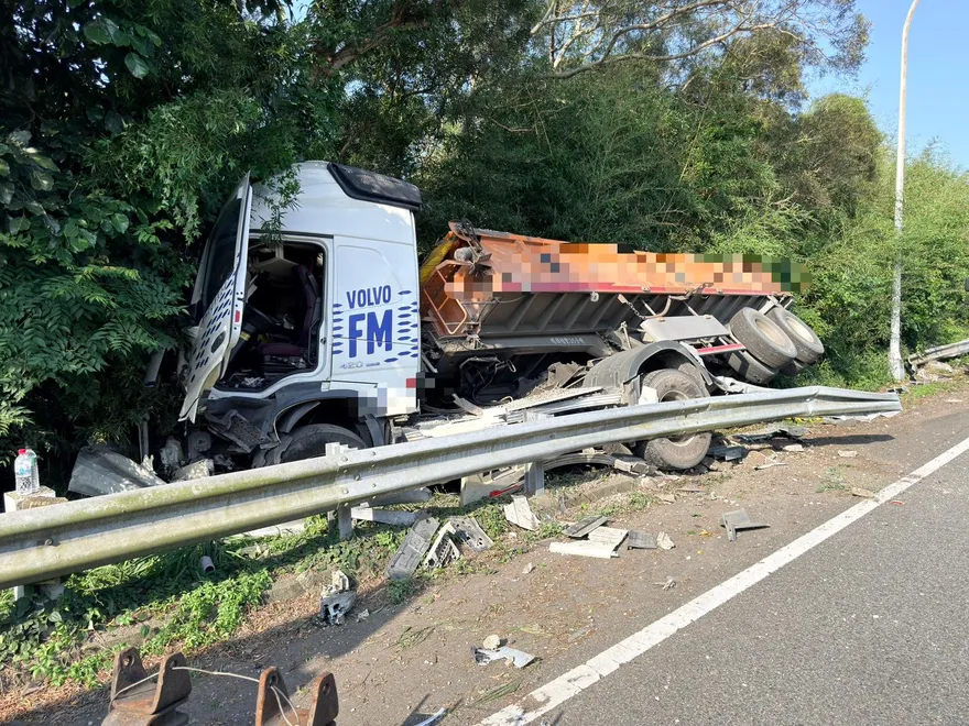 影/狀況危急！國1「砂石車撞破護欄衝下邊坡」現場救援中
