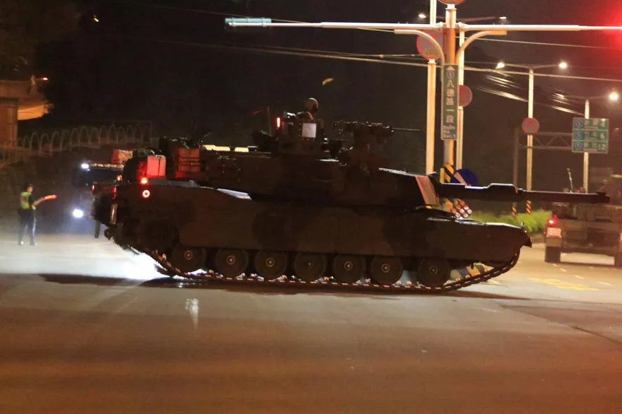 影/賴清德就職2週年凌晨　陸軍M1A2T「最強戰車」暗夜出擊！