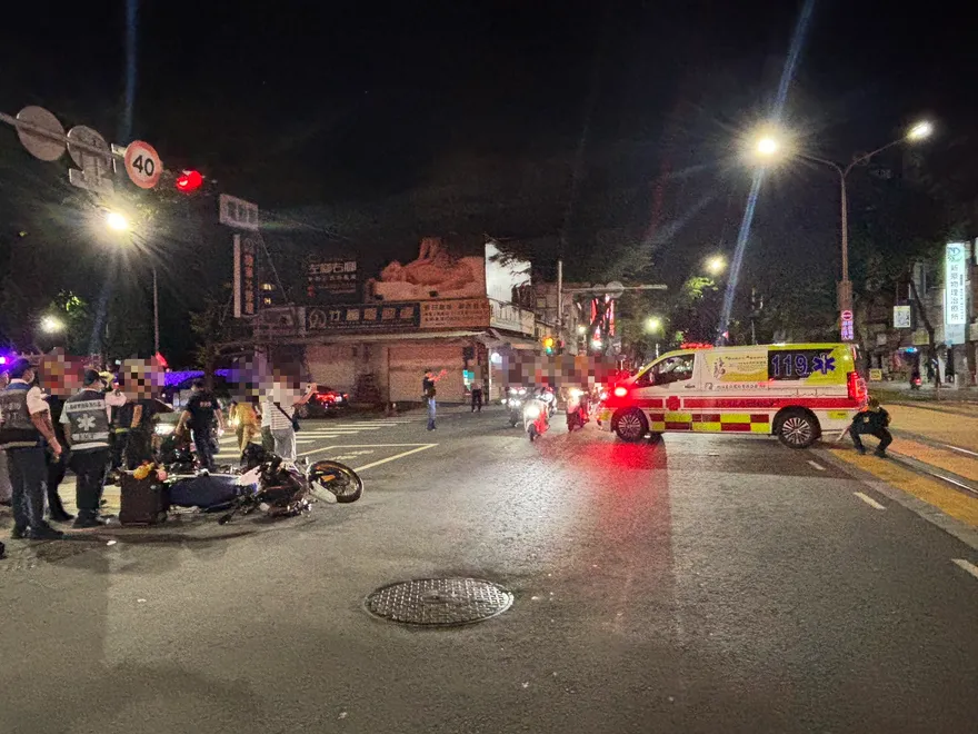 影/高雄執勤救護車遇險！重機疑未避讓撞上「騎士摔飛」