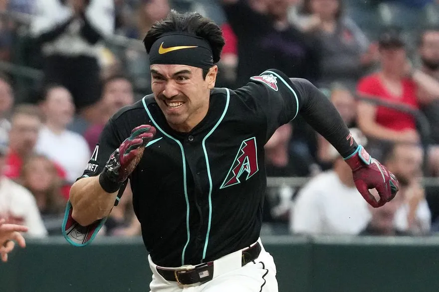MLB/滑三壘頭被砸！卡洛爾忍痛衝回本壘　另類場內全壘打