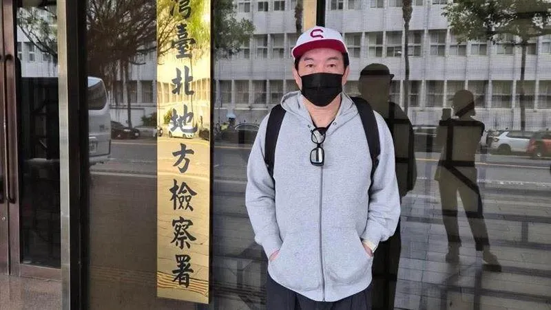 康康突現身台北地檢署！他親吐當證人「之前被騙500萬」