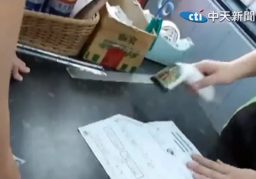 影/上班一言不合就拜拜！超商店員下跪影片瘋傳　網戰翻