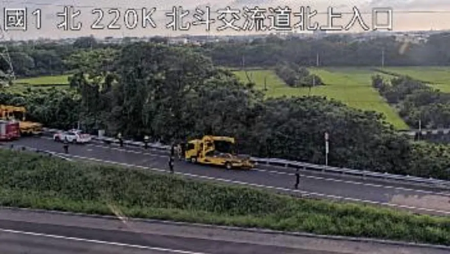 國道1號北斗段車輛衝出邊坡　警消趕赴救援