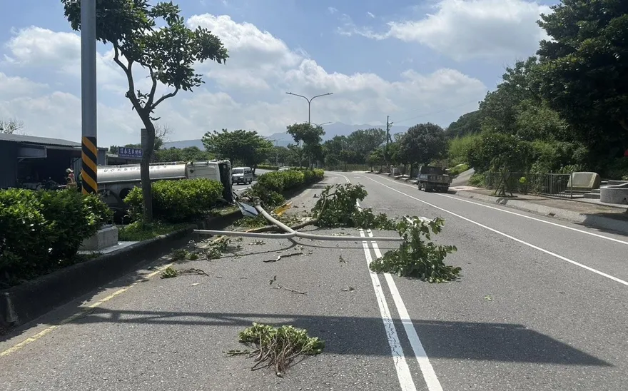 新北三芝灑水車爆胎失控翻覆　騎上安全島駕駛受困